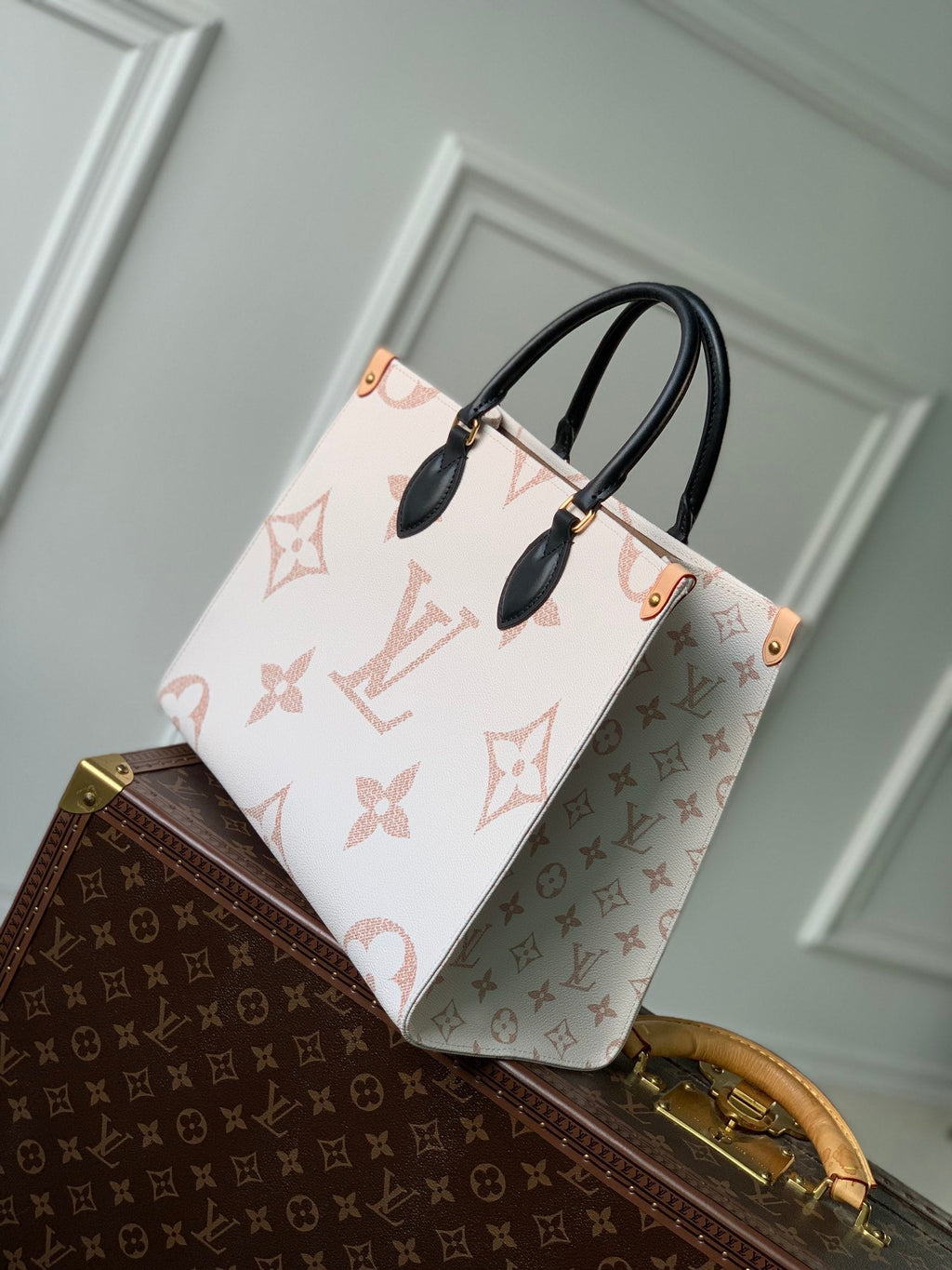 Louis Vuitton OnTheGo MM Tote Bag Monogram Dune Cruise product image 3, provided for visual reference and product detail