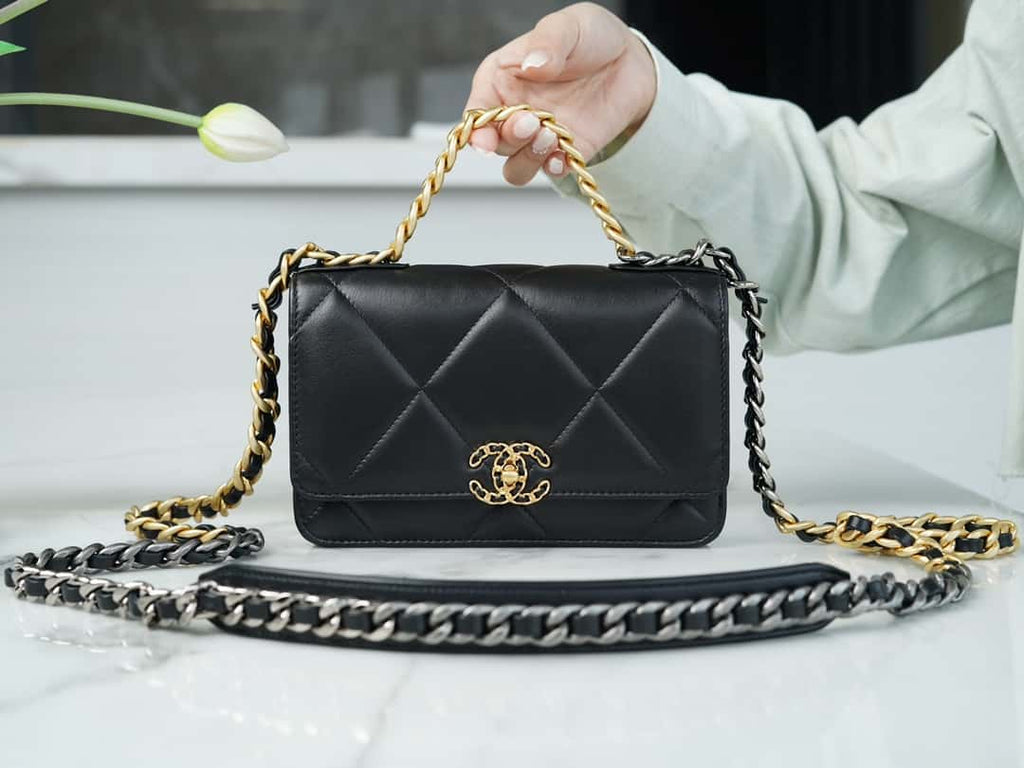 Chanel 19 WOC Wallet On Chain AP0957 Black Flap Bag product image 4, provided for visual reference and product detail review
