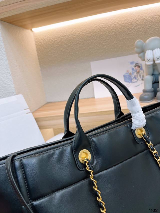 Chanel Deauville Em Couro Preta Italiana Bag - Black product image 7, provided for visual reference and product detail review