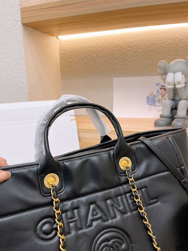 Chanel Deauville Em Couro Preta Italiana Bag - Black product image 8, provided for visual reference and product detail review