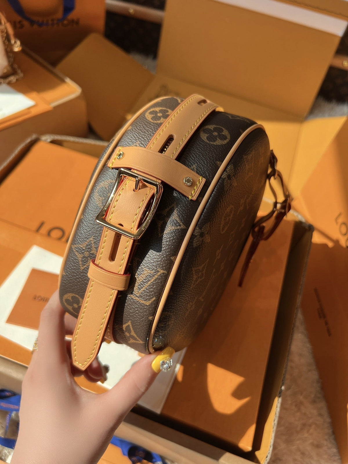 LV Boite Chapeau Souple Monogram Canvas Round Hat Box Bag with Top Handle product image 2, provided for visual reference and