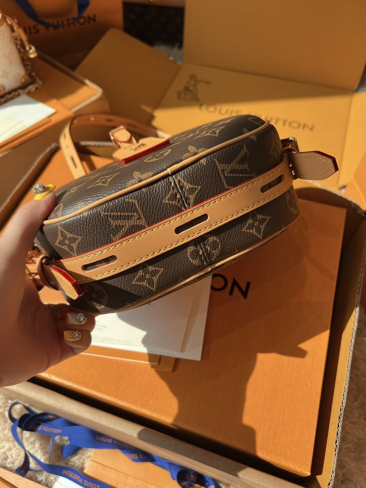 LV Boite Chapeau Souple Monogram Canvas Round Hat Box Bag with Top Handle product image 3, provided for visual reference and