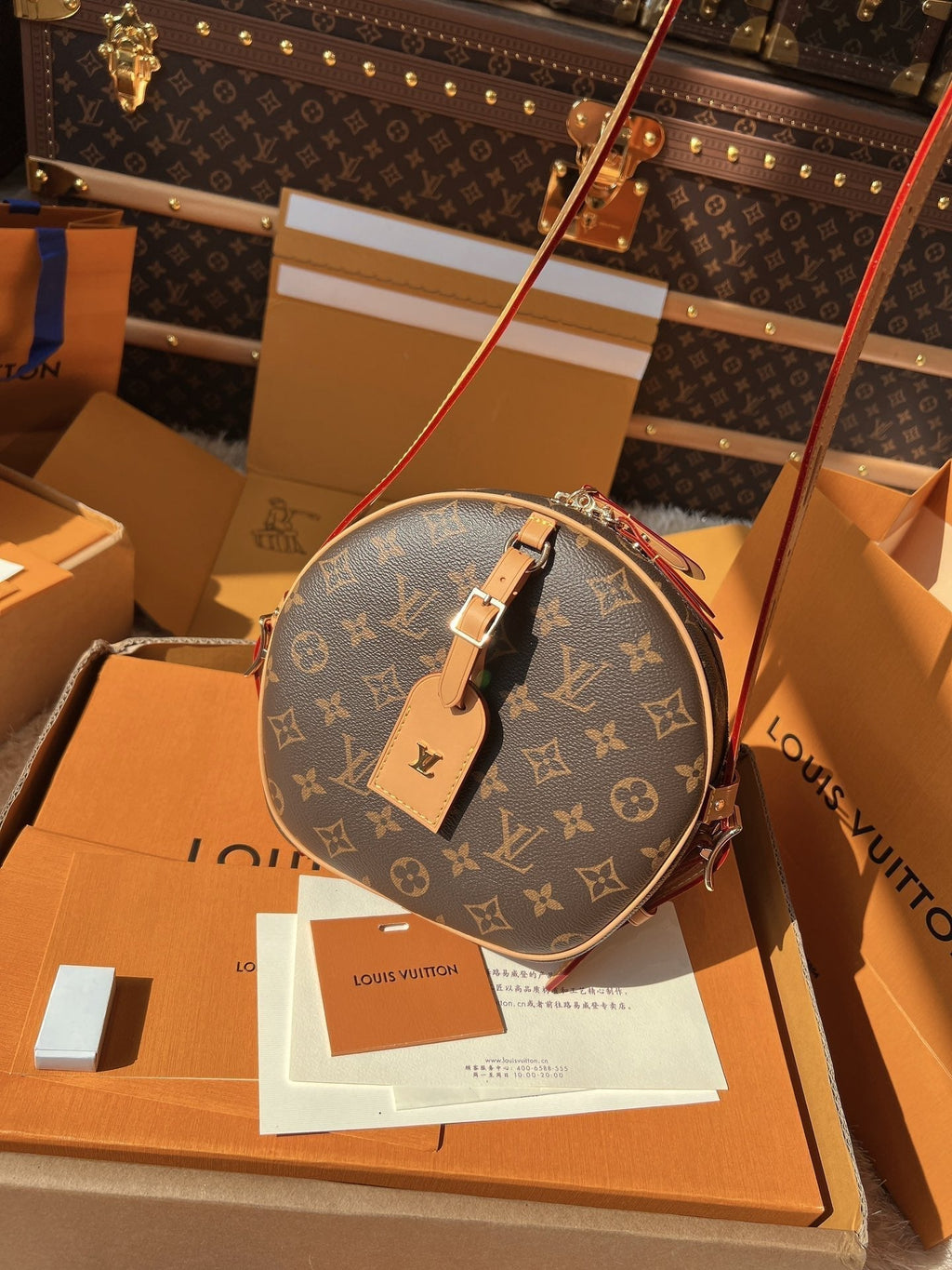 LV Boite Chapeau Souple Monogram Canvas Round Hat Box Bag with Top Handle product image 4, provided for visual reference and