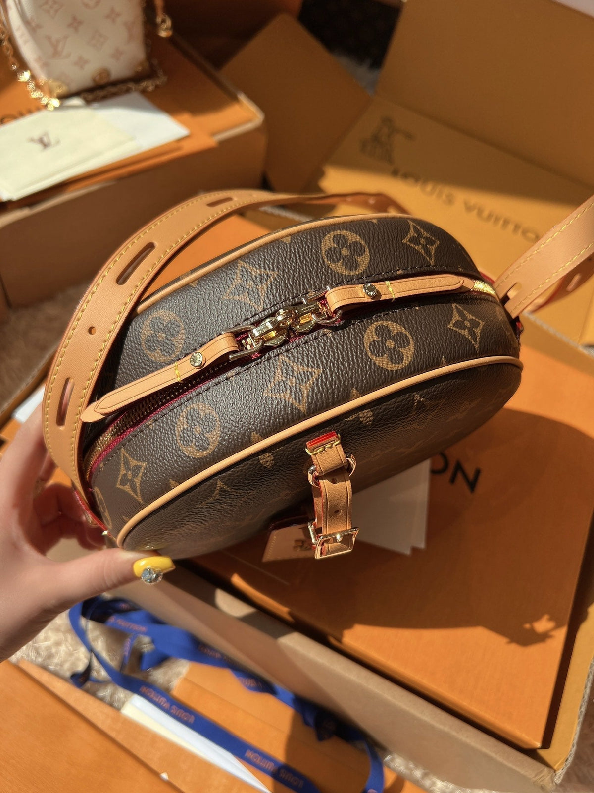 LV Boite Chapeau Souple Monogram Canvas Round Hat Box Bag with Top Handle product image 5, provided for visual reference and