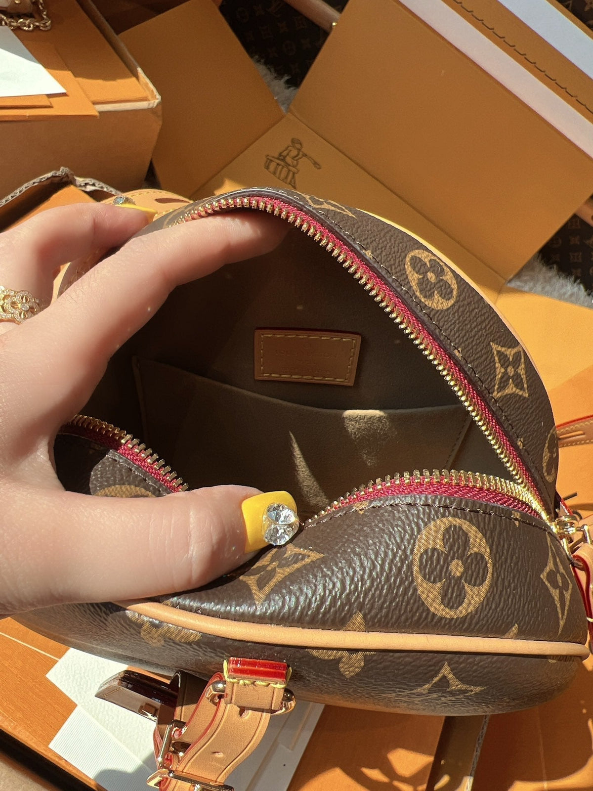 LV Boite Chapeau Souple Monogram Canvas Round Hat Box Bag with Top Handle product image 6, provided for visual reference and