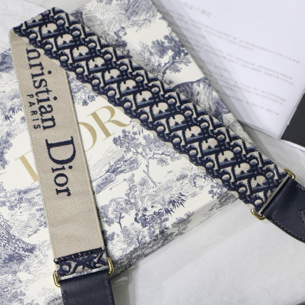 Medium Dior Bobby Bag product image 8, provided for visual reference and product detail review