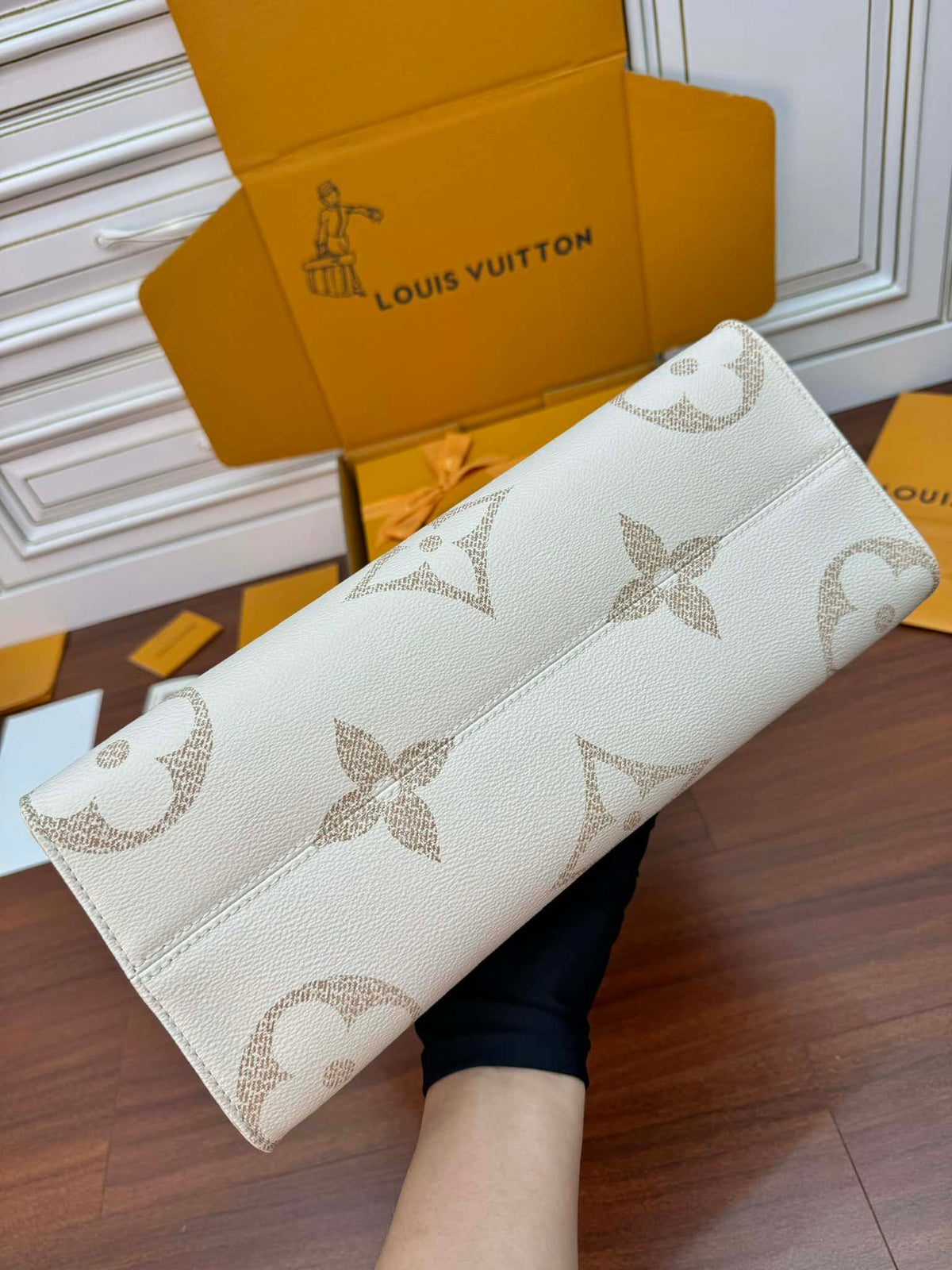 Louis Vuitton OnTheGo MM Tote Bag Monogram Dune Cruise product image 10, provided for visual reference and product detail