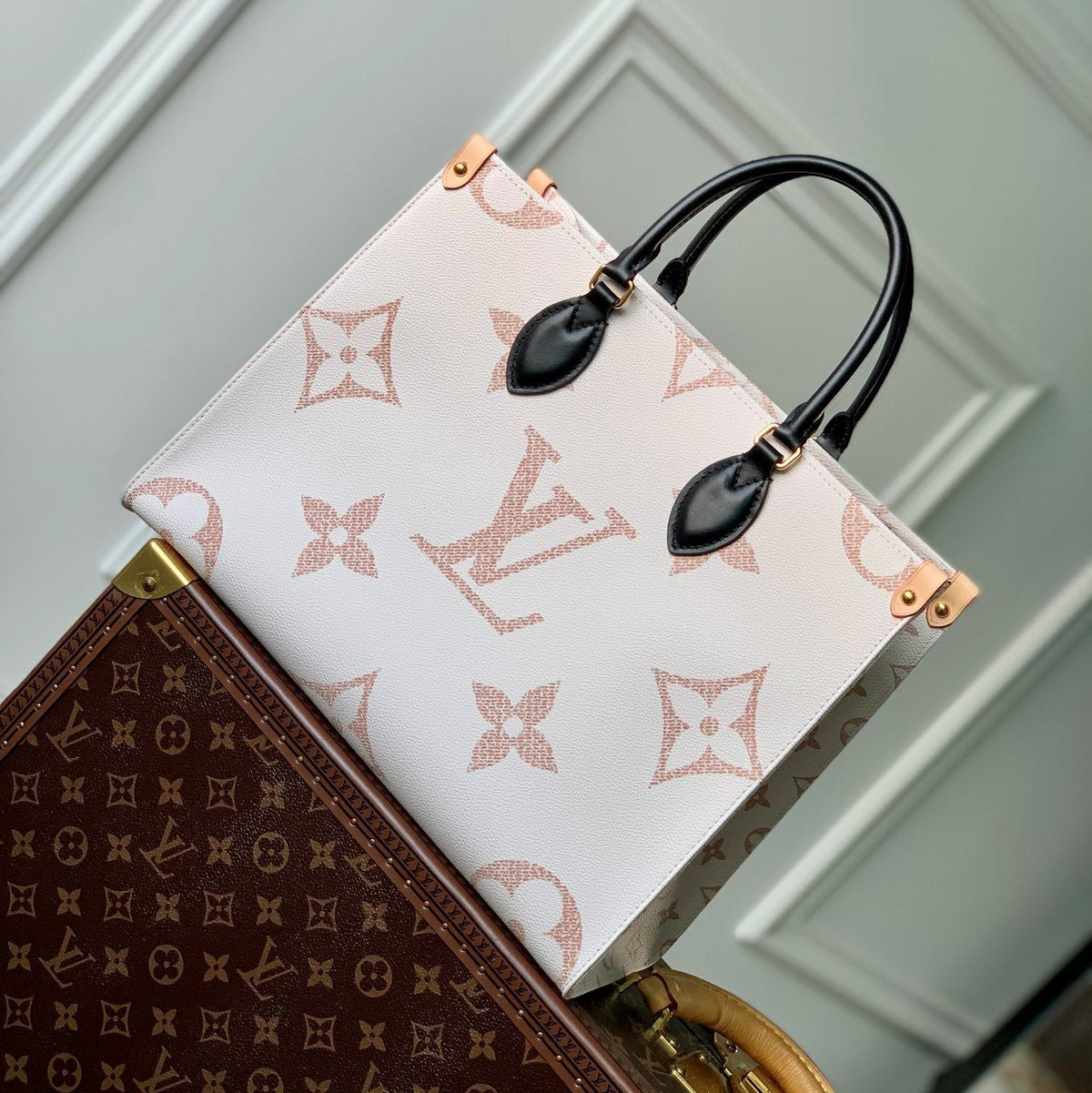 Louis Vuitton OnTheGo MM Tote Bag Monogram Dune Cruise product image 1, provided for visual reference and product detail