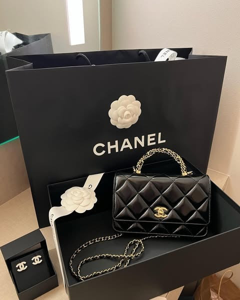Chanel 24B WOC Top Handle in Black Shiny Lambskin GHW product image 3, provided for visual reference and product detail