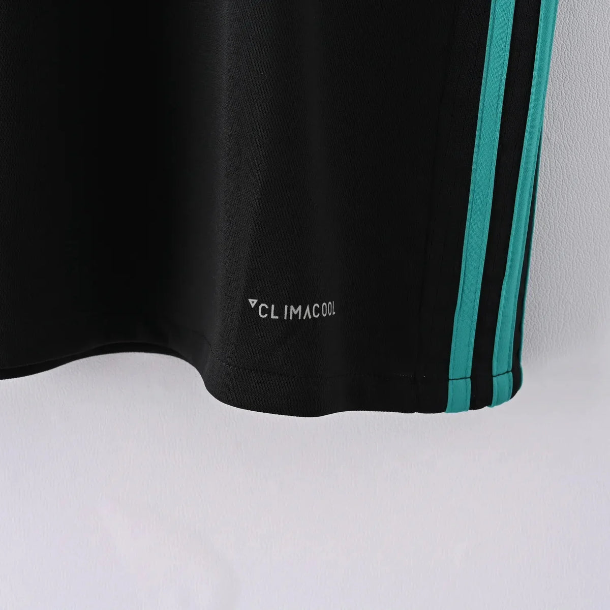 Retro-Real-Madrid-Away-Kit-17/18-Football-Jersey product image 4