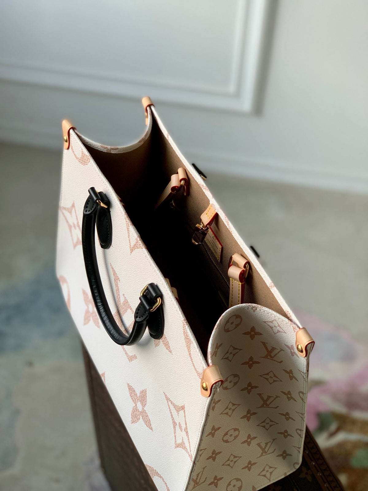 Louis Vuitton OnTheGo MM Tote Bag Monogram Dune Cruise product image 4, provided for visual reference and product detail