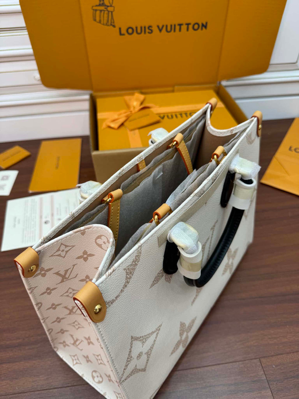 Louis Vuitton OnTheGo MM Tote Bag Monogram Dune Cruise product image 5, provided for visual reference and product detail
