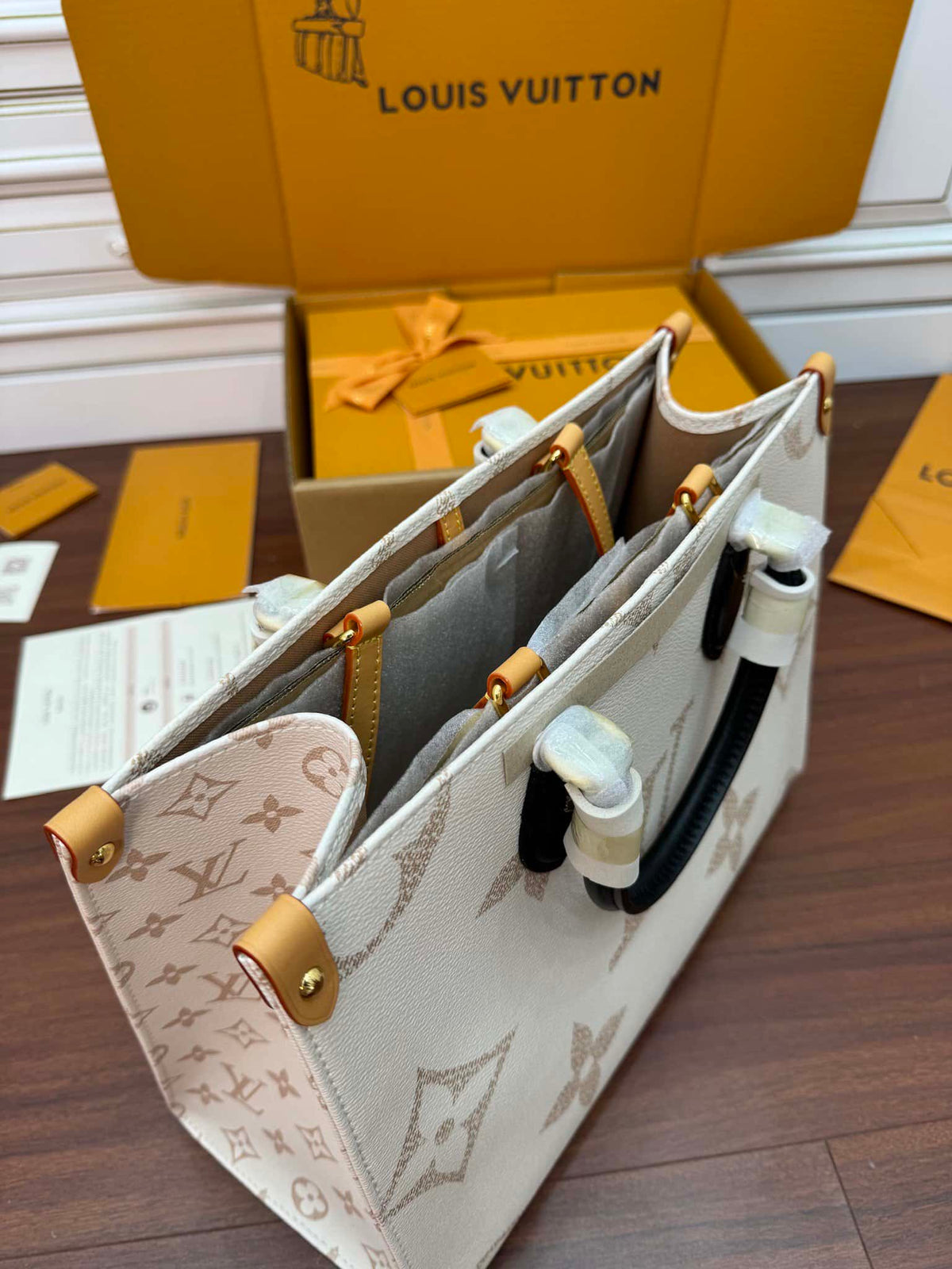 Louis Vuitton OnTheGo MM Tote Bag Monogram Dune Cruise product image 5, provided for visual reference and product detail