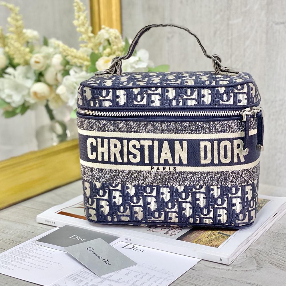 DiorTravel Vanity Case product image 3, provided for visual reference and product detail review
