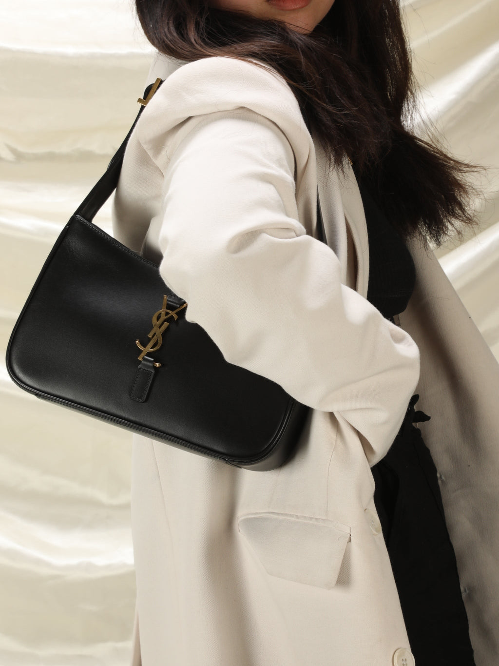 Saint Laurent Le 5 a 7 Hobo Bag in Patent Leather - Black - Women product image 7, provided for visual reference and product