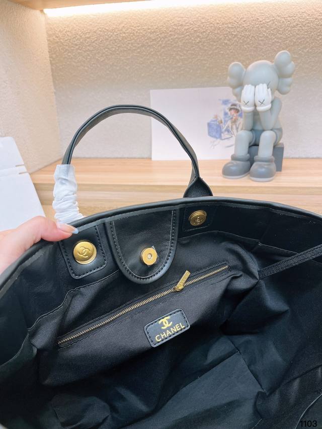Chanel Deauville Em Couro Preta Italiana Bag - Black product image 6, provided for visual reference and product detail review