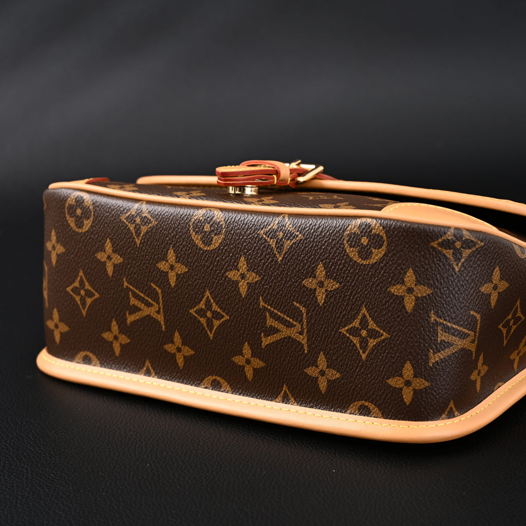 Louis Vuitton Croissant Bag Monogram Canvas product image 18, provided for visual reference and product detail review
