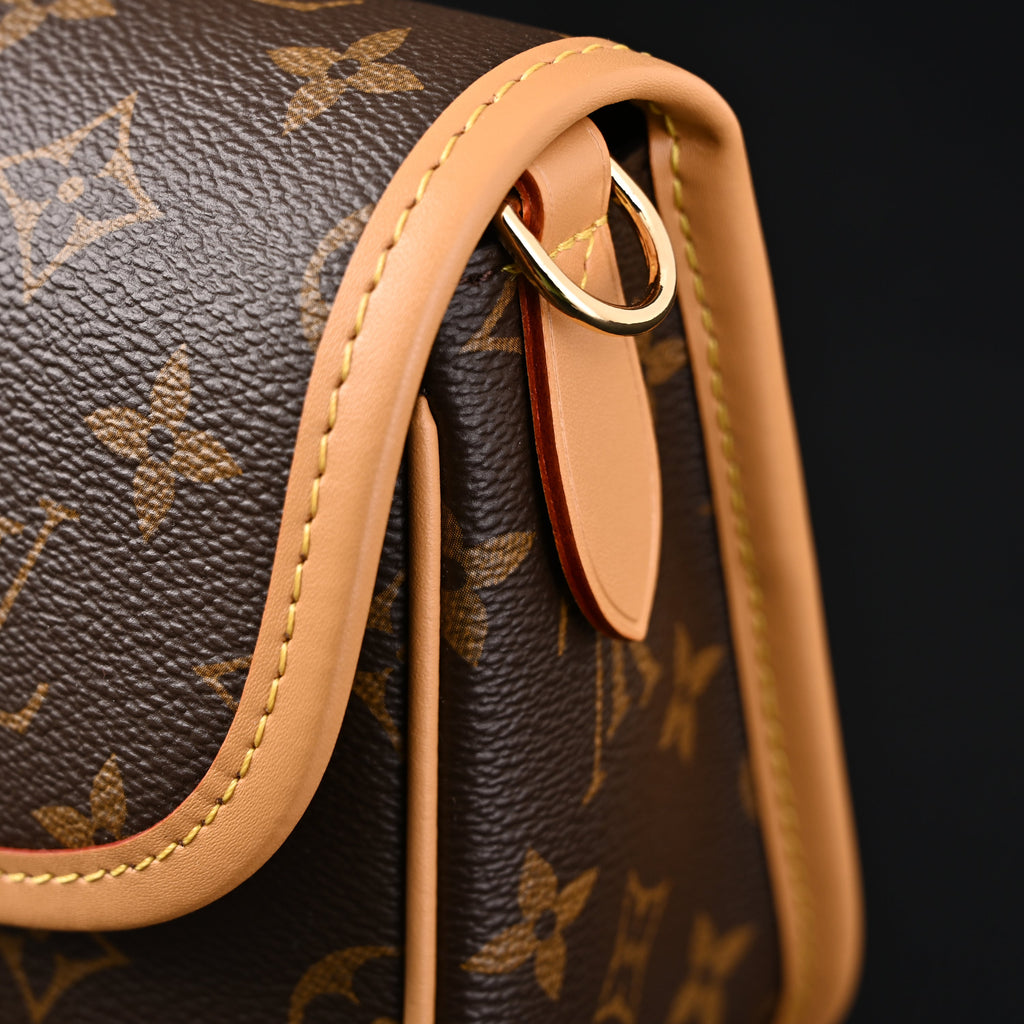 Louis Vuitton Croissant Bag Monogram Canvas product image 2, provided for visual reference and product detail review