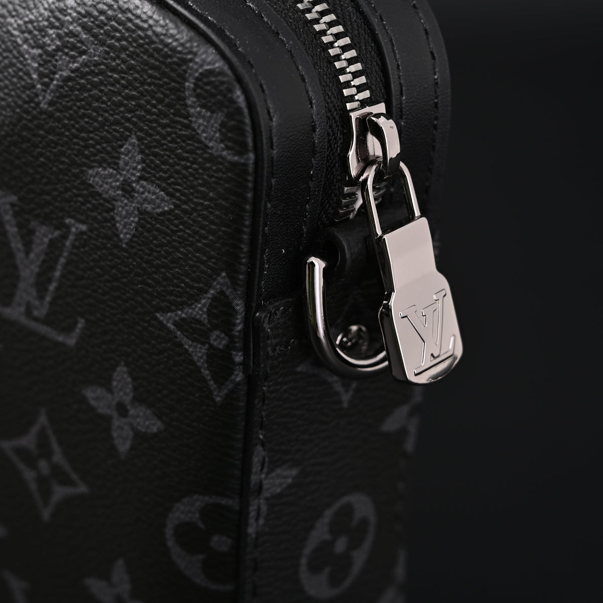 Louis Vuitton Discovery Pochette MM – Monogram Eclipse product image 7, provided for visual reference and product detail
