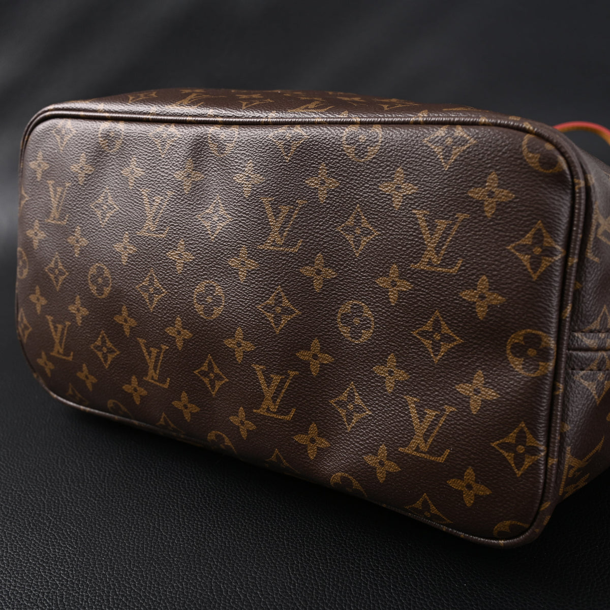 Louis Vuitton Neverfull MM Tote Bag – Monogram Canvas with Red Interior product image 14, provided for visual reference and
