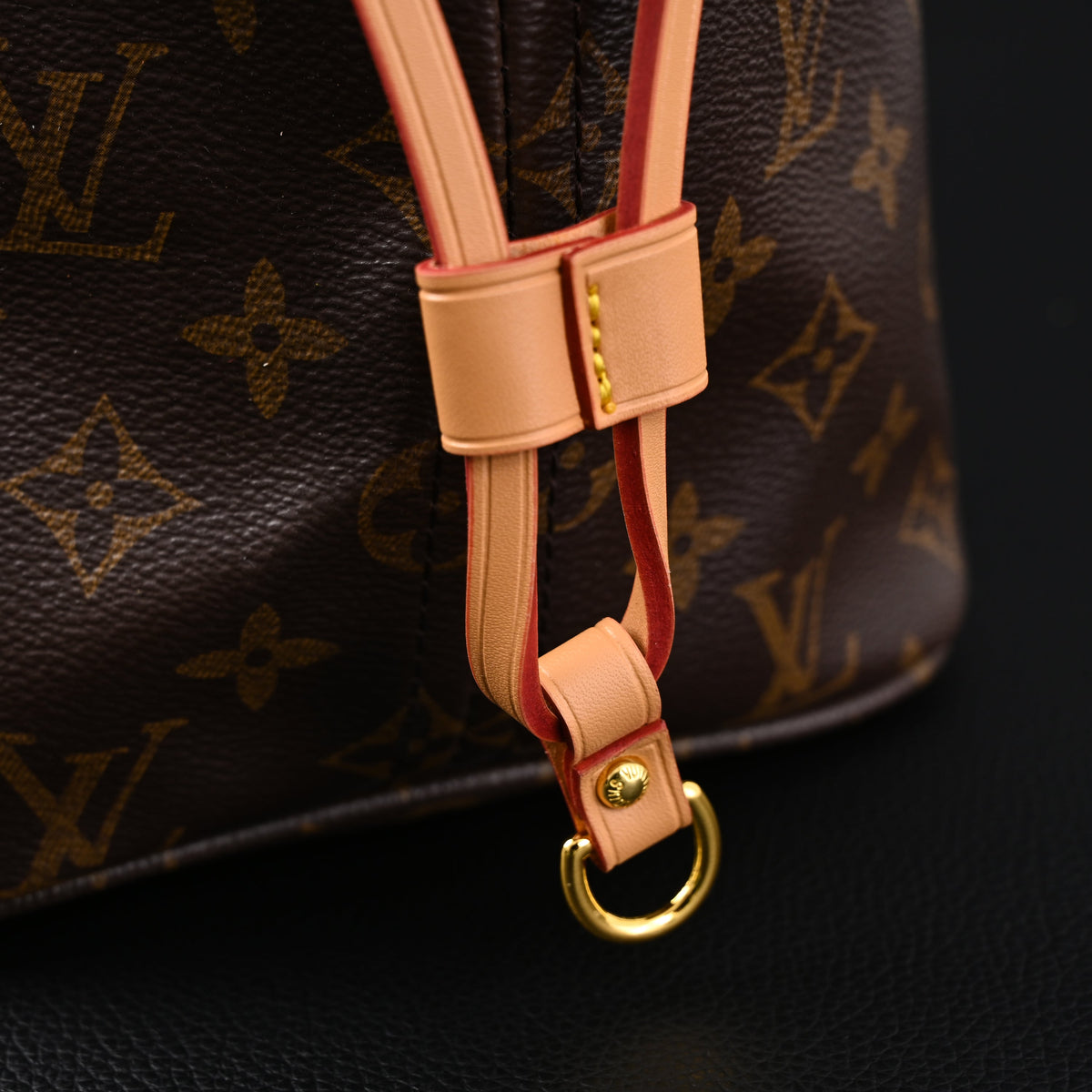 Louis Vuitton Neverfull MM Tote Bag – Monogram Canvas with Red Interior product image 15, provided for visual reference and