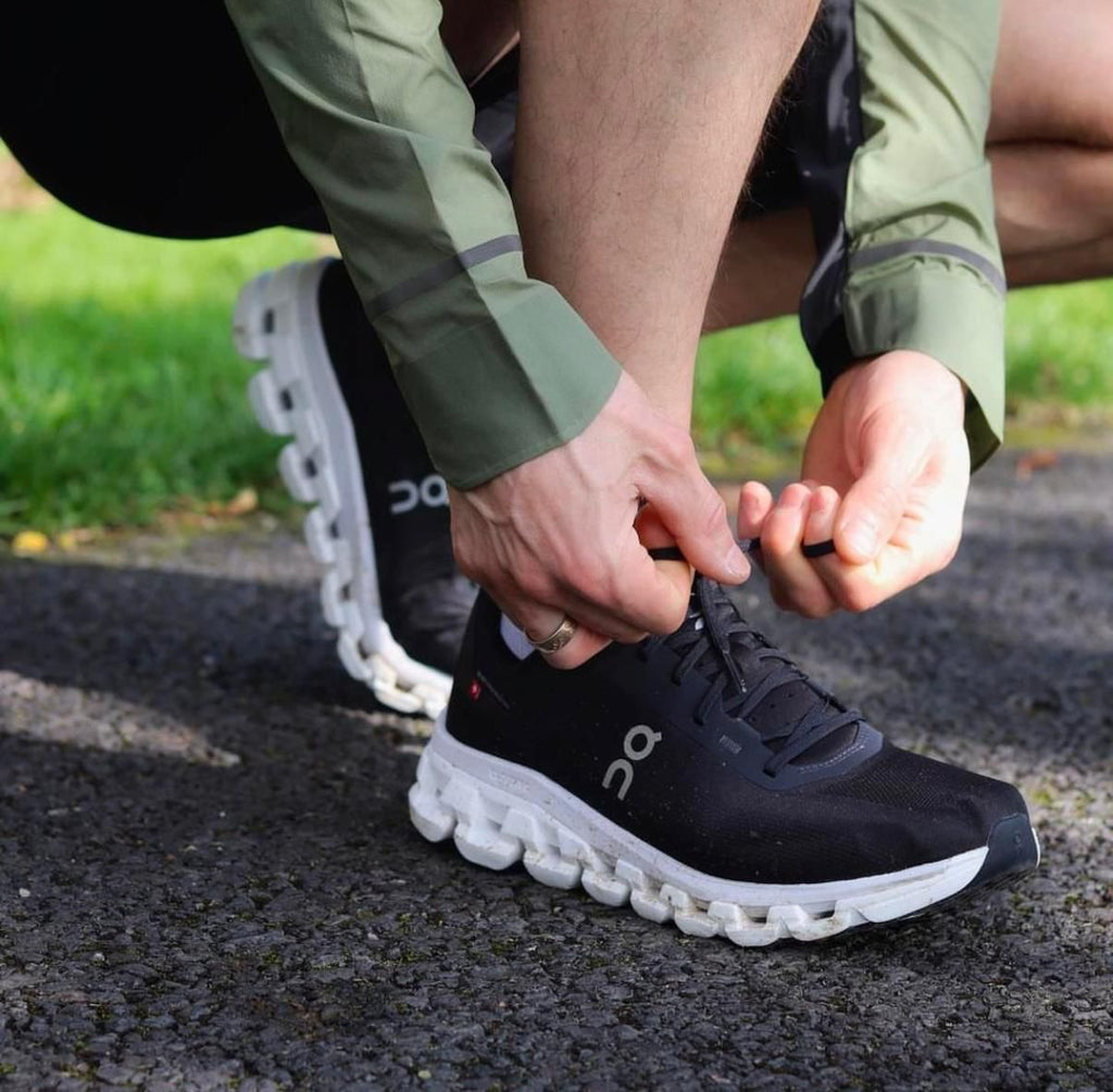 On Cloudflow 4 Black White Running Shoes product image 2, provided for visual reference and product detail review