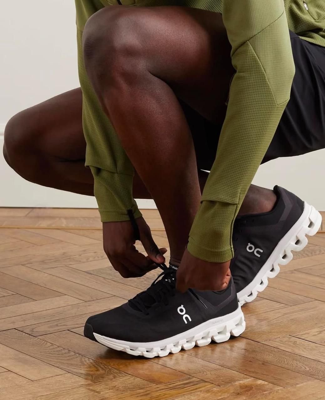 On Cloudflow 4 Black White Running Shoes product image 1, provided for visual reference and product detail review