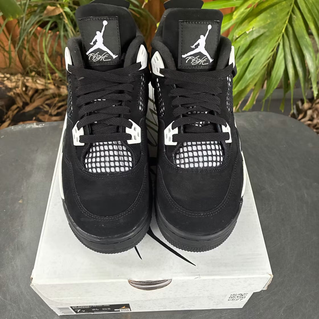 Air Jordan 4 Retro White Thunder (GS) product image 4, provided for visual reference and product detail review