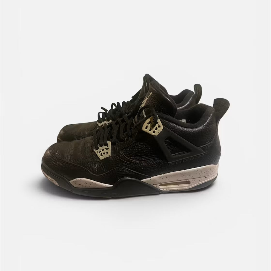 Air Jordan 4 Retro Oreo (2015) product image 2, provided for visual reference and product detail review