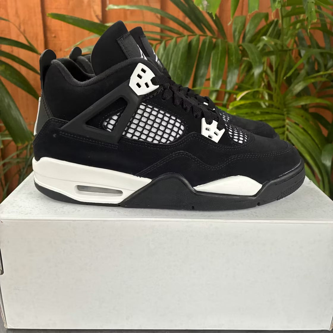 Air Jordan 4 Retro White Thunder (GS) product image 2, provided for visual reference and product detail review