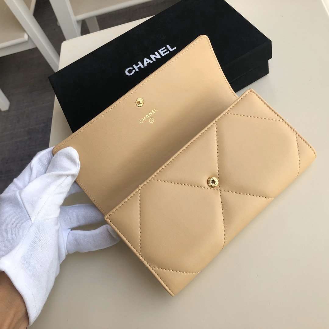 Chanel 19 Quilted Flap Wallet Long Goatskin product image 5, provided for visual reference and product detail review