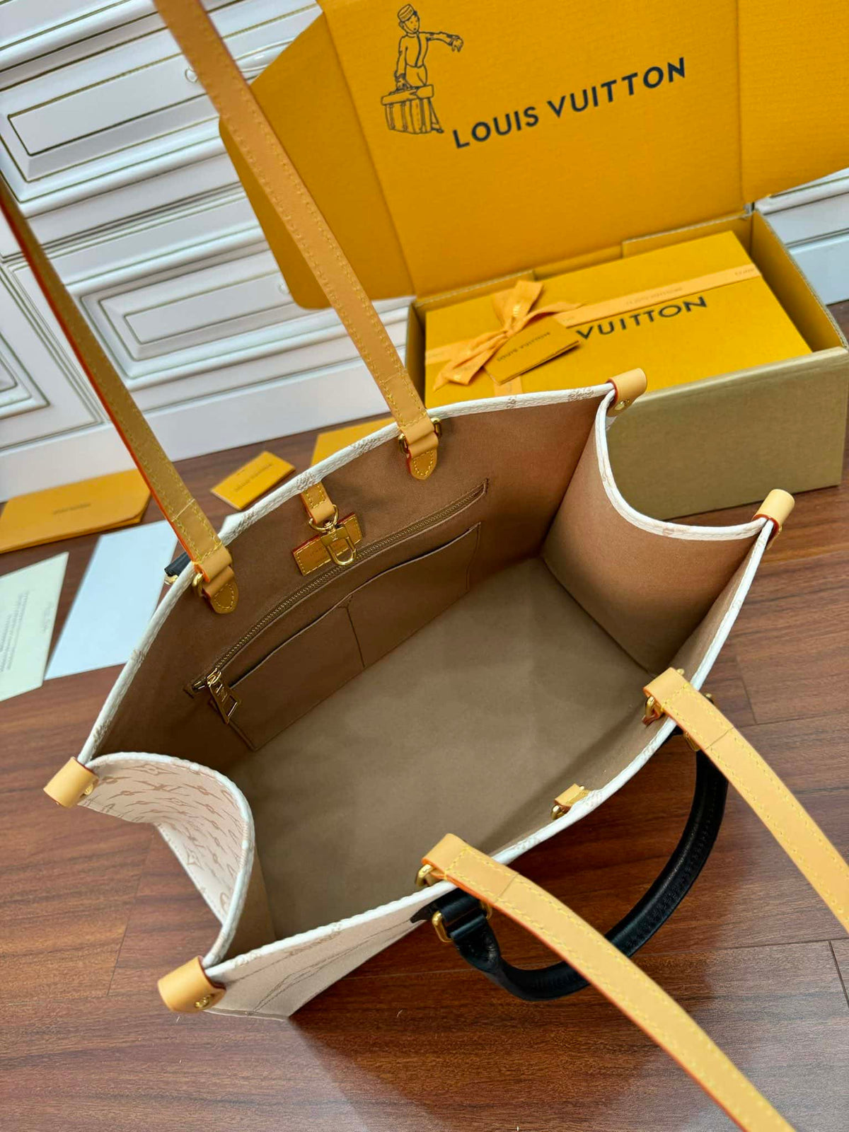 Louis Vuitton OnTheGo MM Tote Bag Monogram Dune Cruise product image 8, provided for visual reference and product detail