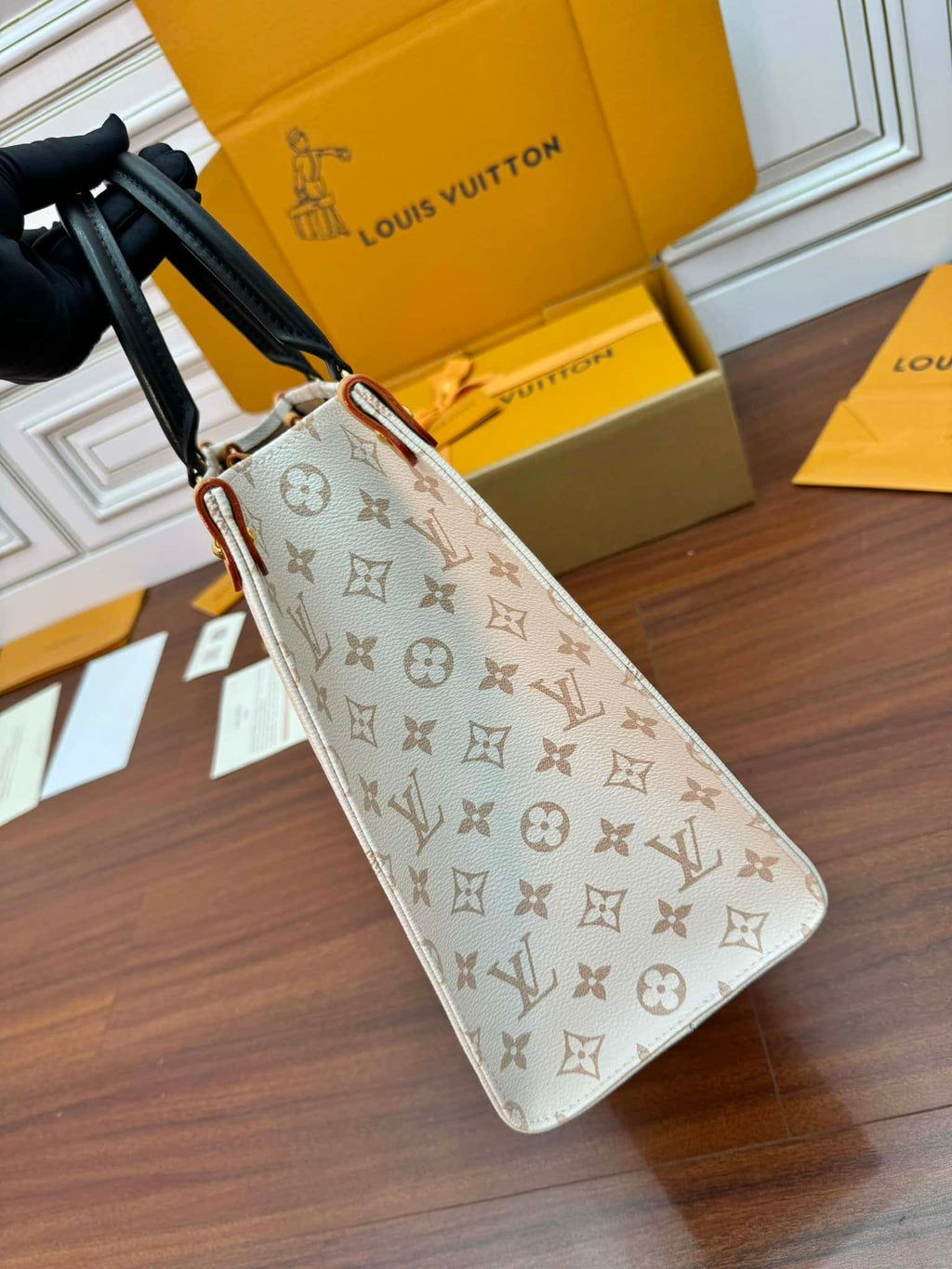 Louis Vuitton OnTheGo MM Tote Bag Monogram Dune Cruise product image 6, provided for visual reference and product detail