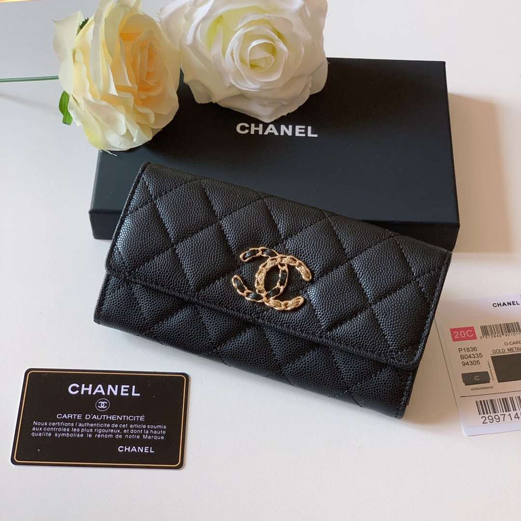 Chanel Caviar Quilted Gusset Flap Wallet product image 1, provided for visual reference and product detail review