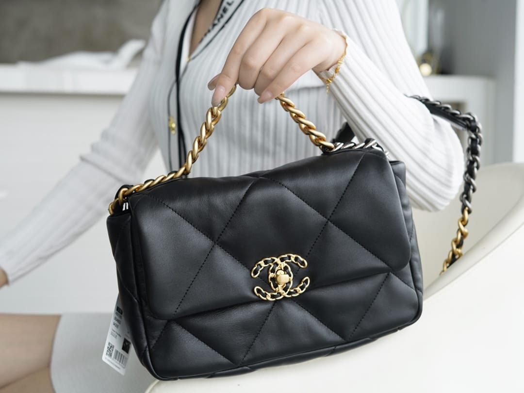 Chanel 19BAG AS1160 Black Gold Buckle Bag Small 26CM product image 2, provided for visual reference and product detail review