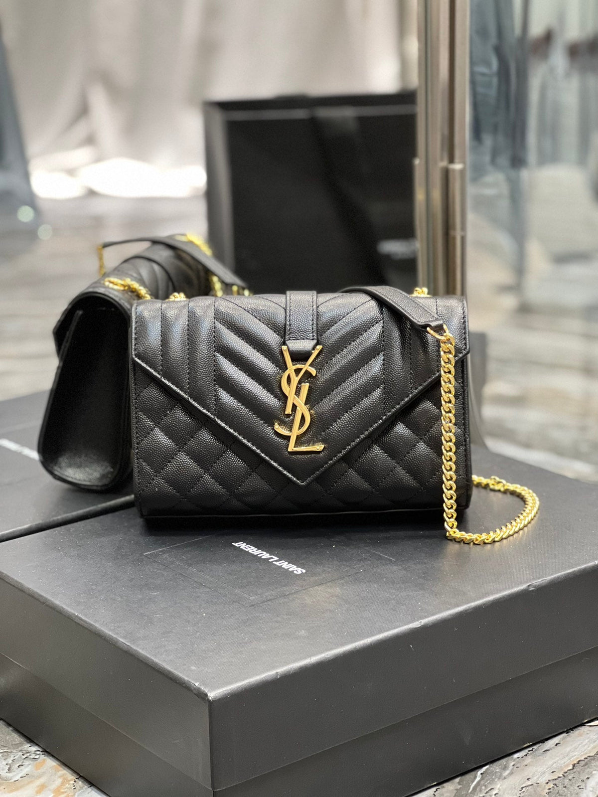 YSL Envelope Bag 21cm 526286 03 - Black product image 1, provided for visual reference and product detail review