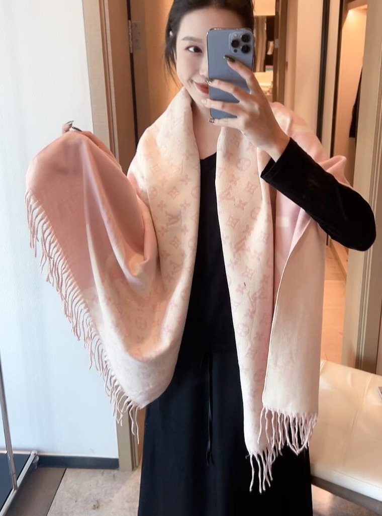 Louis Vuitton Infinity Dots Fringed Shawl product image 1, provided for visual reference and product detail review