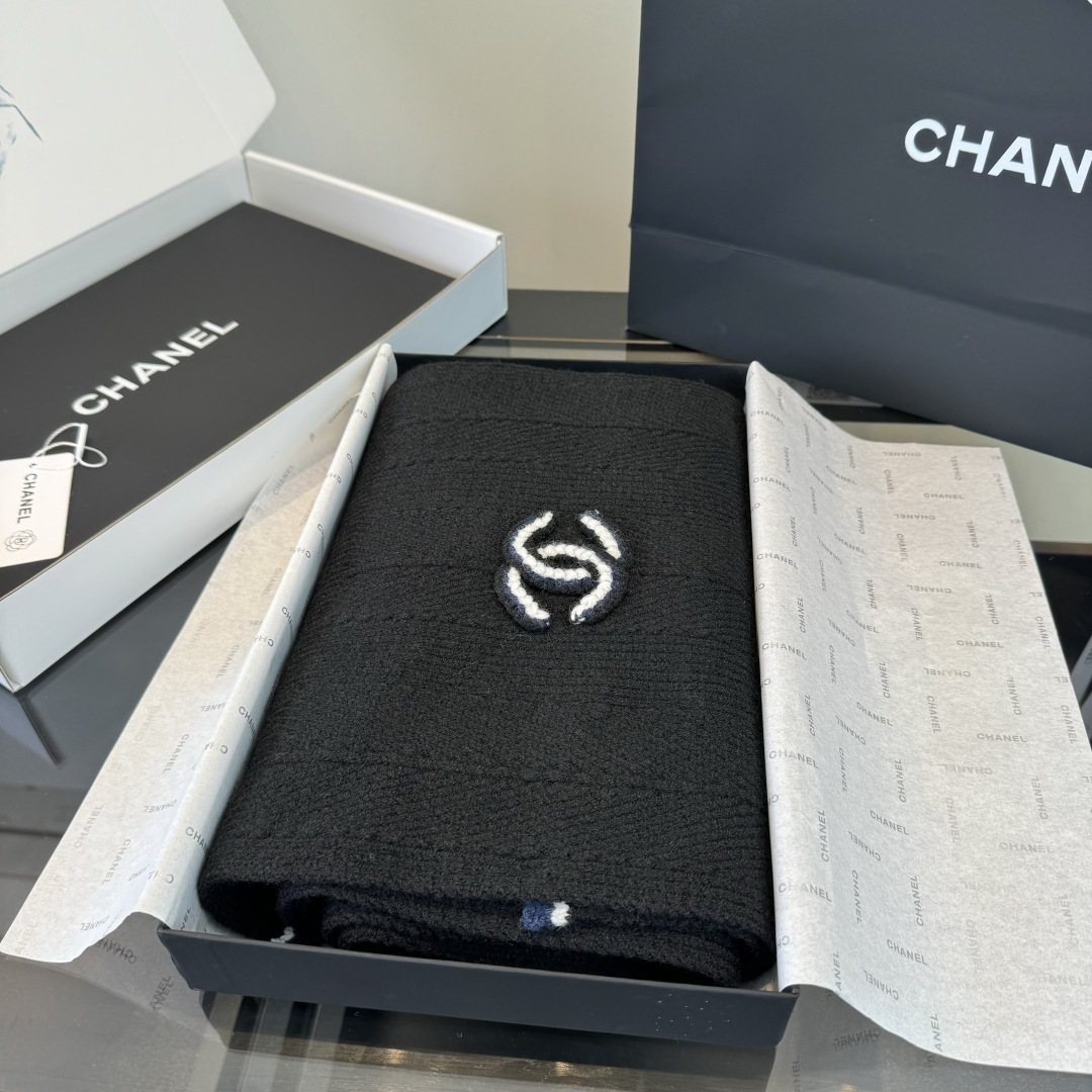 Chanel Logo Trim Knitted Scarf product image 9, provided for visual reference and product detail review