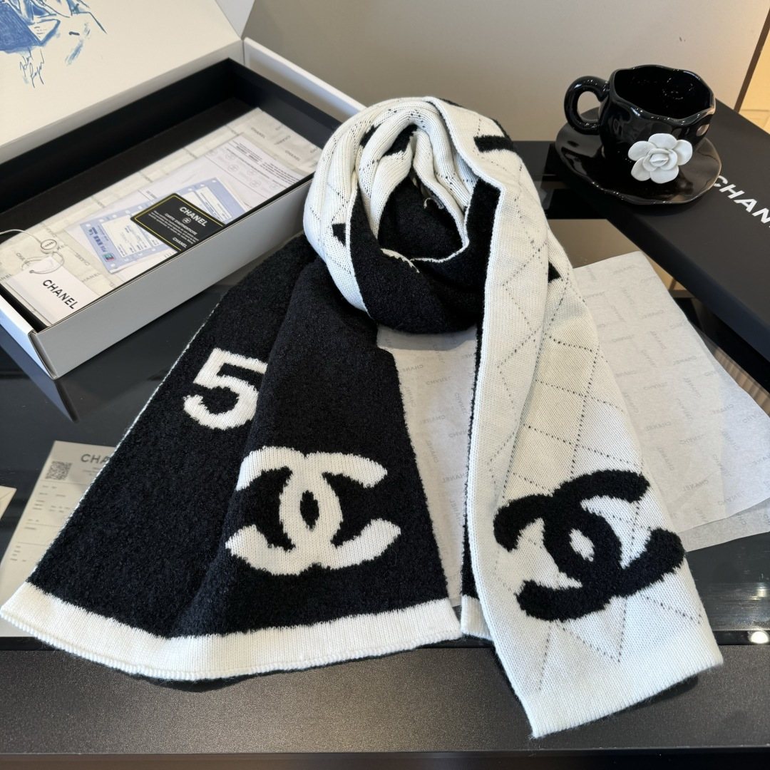 Chanel Logo Motif Knit Scarf product image 5, provided for visual reference and product detail review