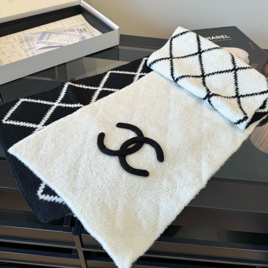Chanel Ivory & Black Knit Scarf product image 5, provided for visual reference and product detail review