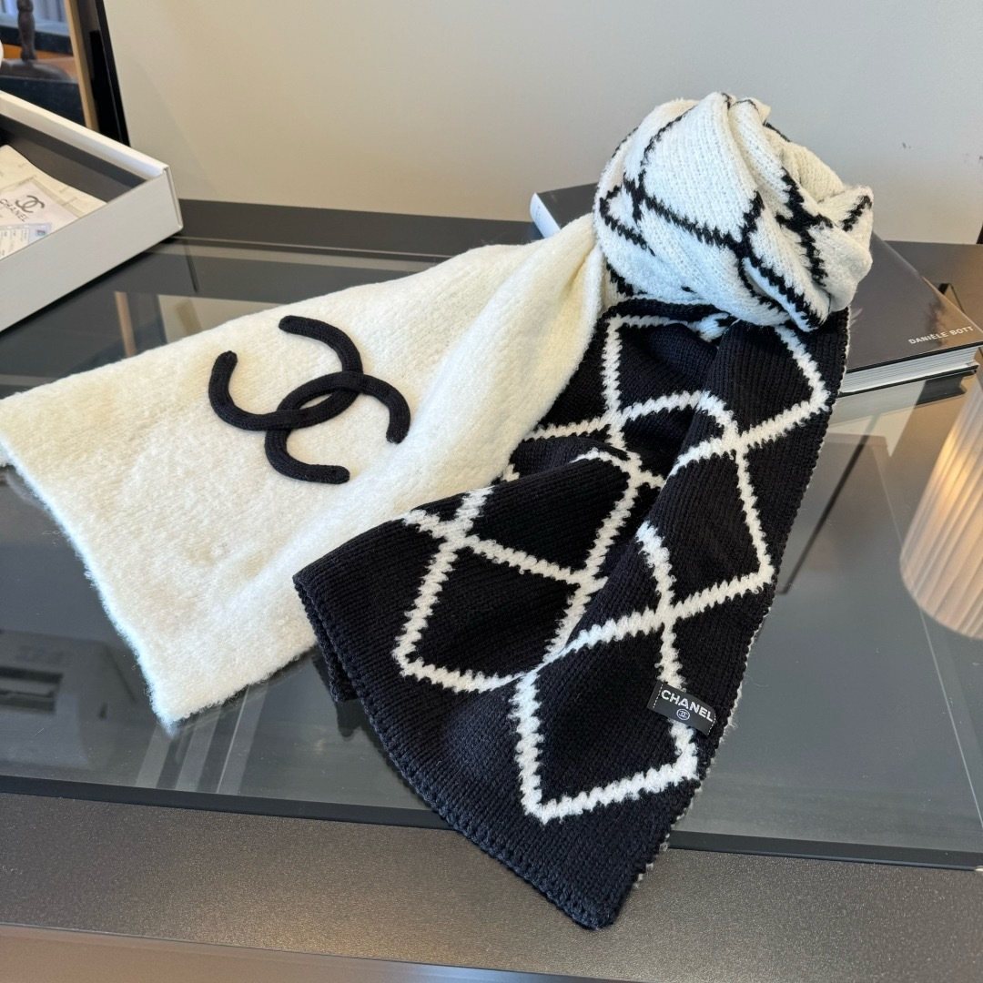 Chanel Ivory & Black Knit Scarf product image 1, provided for visual reference and product detail review