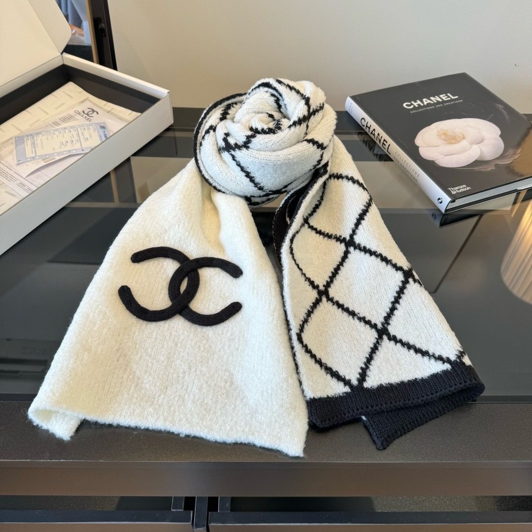 Chanel Black & Ivory Knit Scarf product image 1, provided for visual reference and product detail review