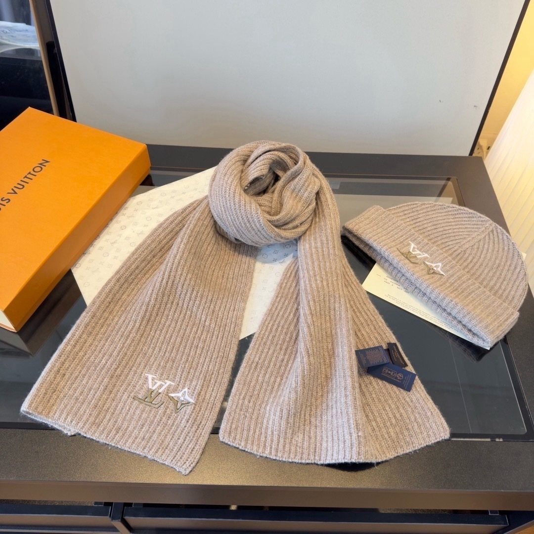 Louis Vuitton Rib-Knit Beanie & Scarf Set product image 7, provided for visual reference and product detail review