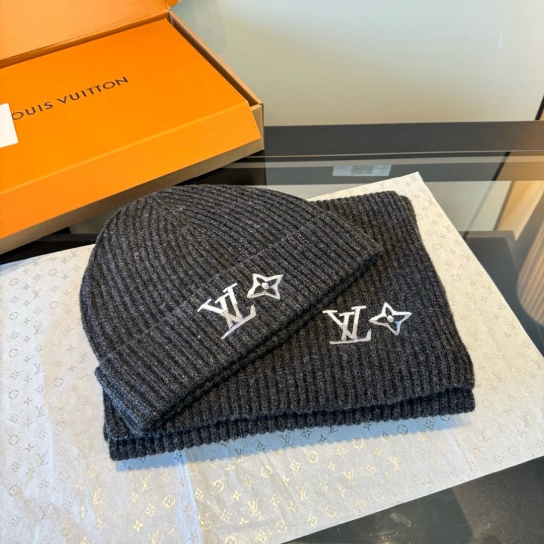 Louis Vuitton Rib-Knit Beanie & Scarf Set product image 13, provided for visual reference and product detail review