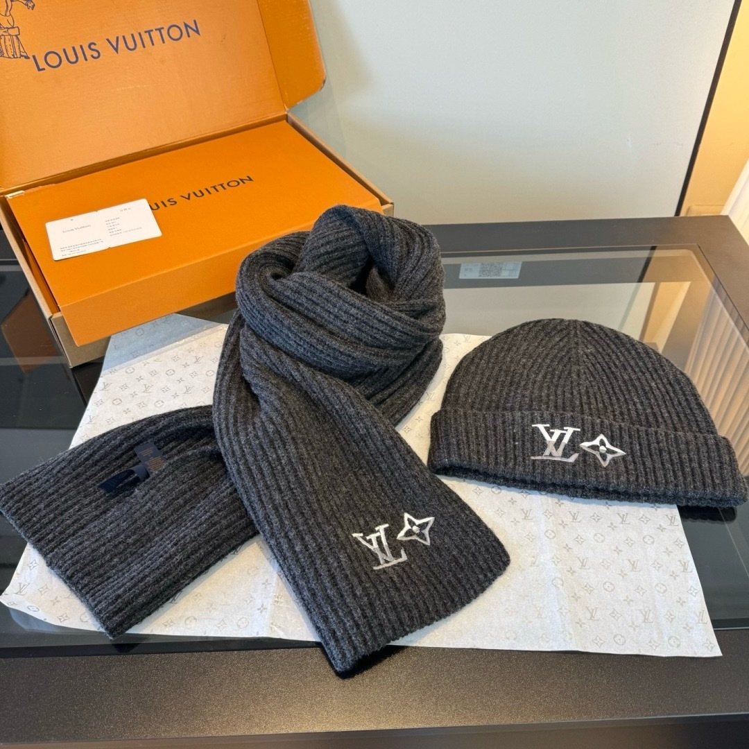Louis Vuitton Rib-Knit Beanie & Scarf Set product image 9, provided for visual reference and product detail review