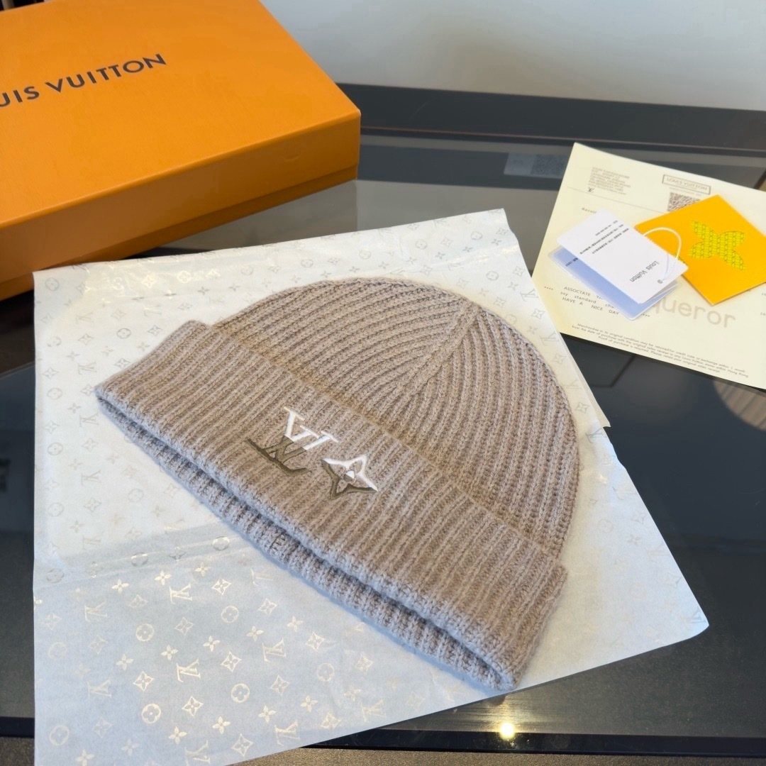 Louis Vuitton Rib-Knit Beanie & Scarf Set product image 17, provided for visual reference and product detail review