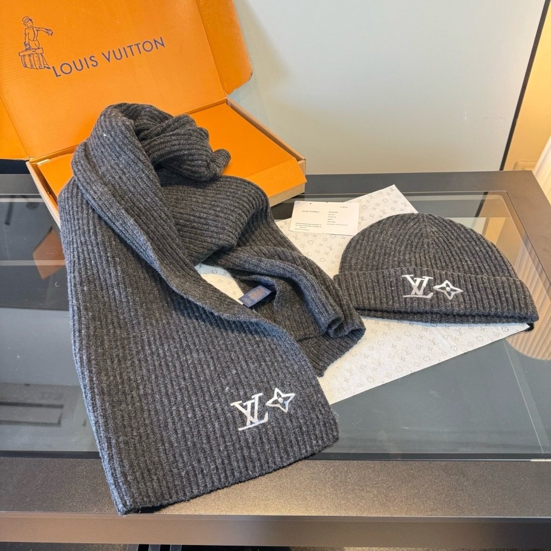 Louis Vuitton Rib-Knit Beanie & Scarf Set product image 11, provided for visual reference and product detail review