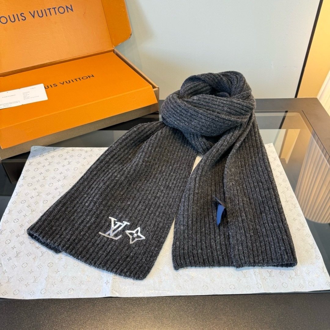 Louis Vuitton Rib-Knit Beanie & Scarf Set product image 12, provided for visual reference and product detail review