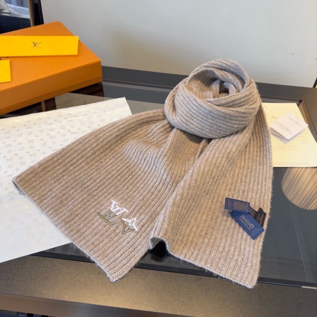 Louis Vuitton Embroidered Monogram Scarf and Beanie Set product image 5, provided for visual reference and product detail