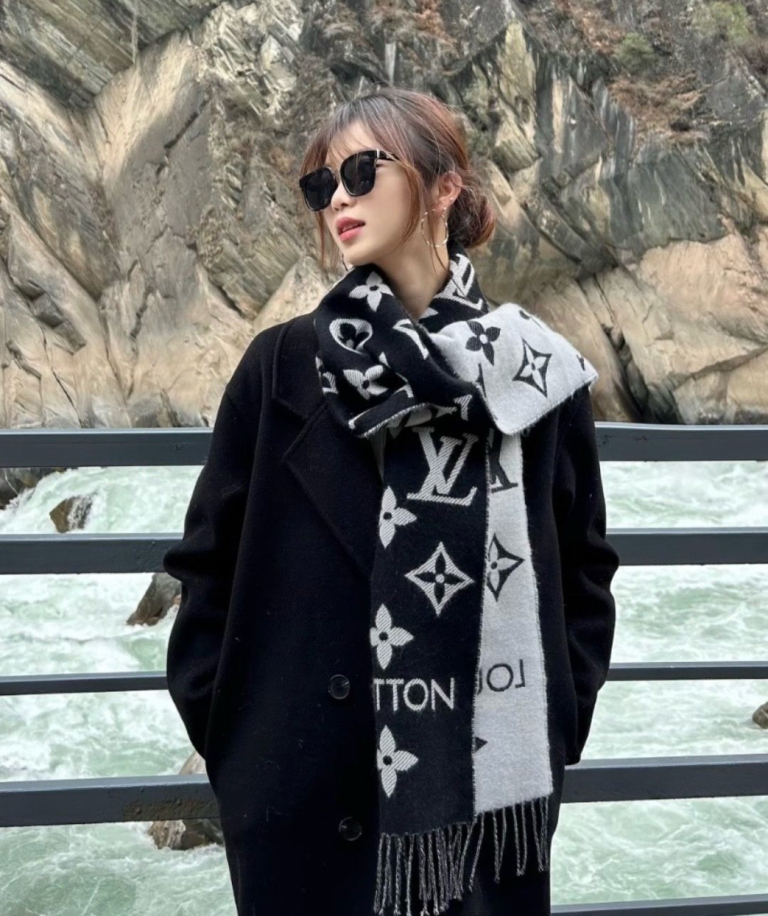 Louis Vuitton Reversible Wool Monogram Scarf - 180 x 30 cm product image 2, provided for visual reference and product detail